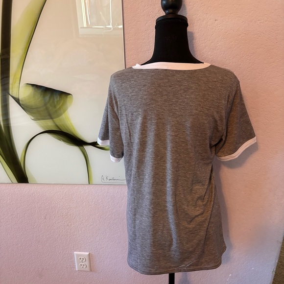 Women’s shirt size medium - Picture 3 of 4